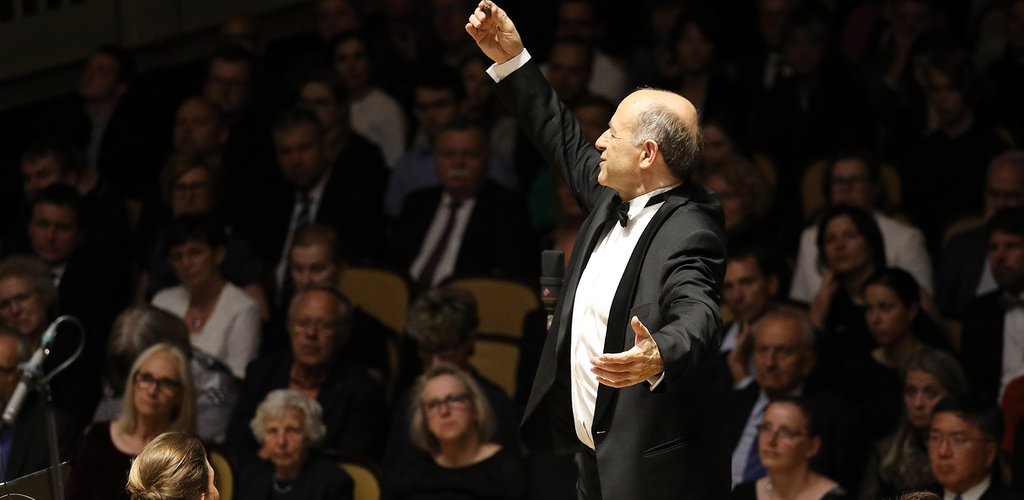 A sober and powerful performance of Mahler’s Symphony No. 2