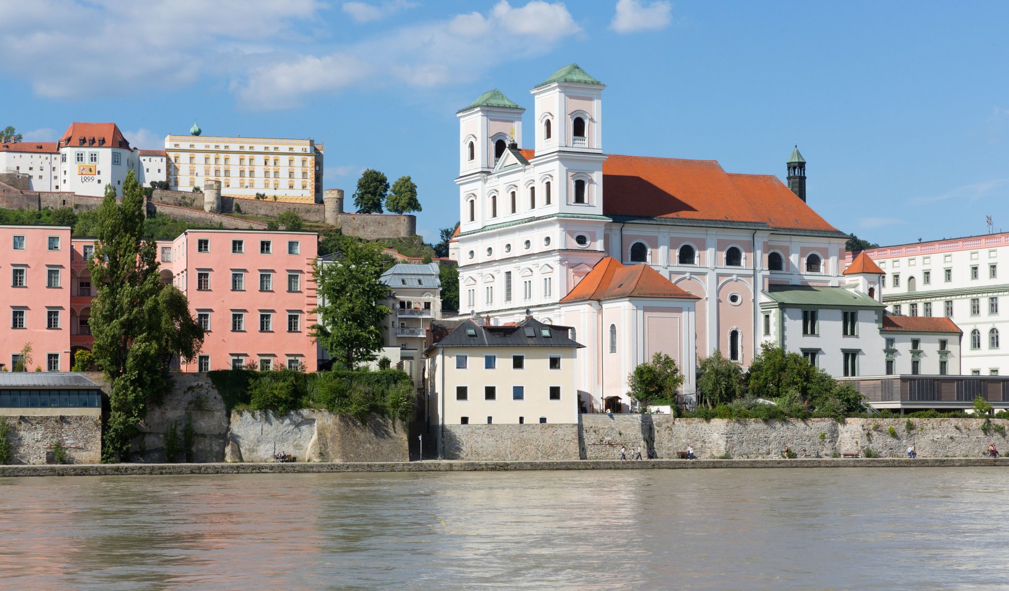 Kirche_St._Michael_samt_Inn,_Passau,_07.07.2018.jpg