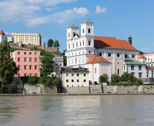 Kirche_St._Michael_samt_Inn,_Passau,_07.07.2018.jpg