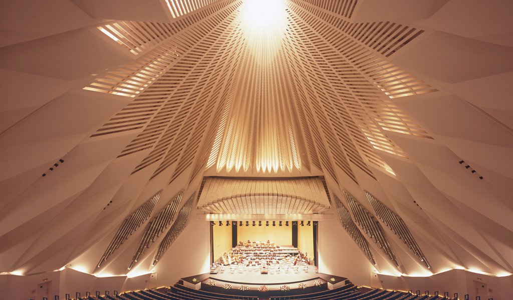 Tour: Piazzolla, Saint-Saëns, Milhaud, Satie, Kodály