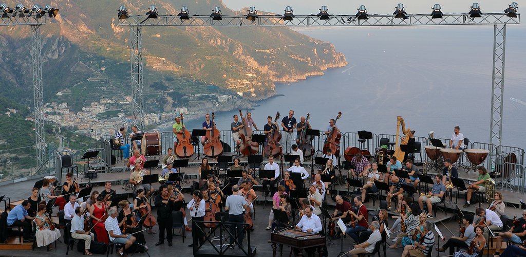 Festival Orchestra wows Europe with Roma musicians